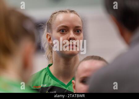 Erfurt, Deutschland. 2 dicembre 2023. Sara-Marie Vindum Hansen (Borken, 6), 02.12.2023, Erfurt (Deutschland), pallavolo, 2) Bundesliga Frauen Pro, Schwarz-Weiss Erfurt - Skurios volleys Borken Credit: dpa/Alamy Live News Foto Stock