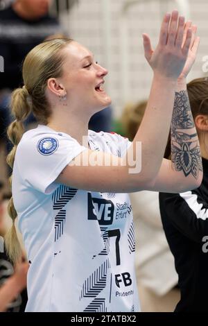 Erfurt, Deutschland. 2 dicembre 2023. Ashlyn Blotzer (Schwarz-Weiss Erfurt, 7), Cheering, 02.12.2023, Erfurt (Deutschland), pallavolo, 2. Bundesliga Frauen Pro, Schwarz-Weiss Erfurt - Skurios volleys Borken Credit: dpa/Alamy Live News Foto Stock