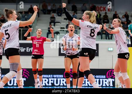 Erfurt, Deutschland. 2 dicembre 2023. Jubel, Celebration bei Schwarz-Weiss Erfurt, 02.12.2023, Erfurt (Deutschland), pallavolo, 2. Bundesliga Frauen Pro, Schwarz-Weiss Erfurt - Skurios volleys Borken Credit: dpa/Alamy Live News Foto Stock