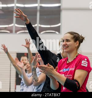 Erfurt, Deutschland. 2 dicembre 2023. Jubel, Celebration bei Schwarz-Weiss Erfurt, 02.12.2023, Erfurt (Deutschland), pallavolo, 2. Bundesliga Frauen Pro, Schwarz-Weiss Erfurt - Skurios volleys Borken Credit: dpa/Alamy Live News Foto Stock