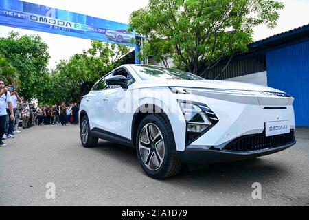 Bekasi, Indonesia. 2 dicembre 2023. L'azienda automobilistica cinese Chery's Electric Vehicle modello OMODA E5 è visibile durante la cerimonia di inaugurazione a Bekasi, Giava Occidentale, Indonesia, 2 dicembre 2023. Il primo veicolo elettrico (EV) dell'azienda automobilistica cinese Chery è uscito dalla linea di produzione in Indonesia, ha dichiarato sabato scorso presso la sua sede di produzione a Bekasi, una città a est della capitale Giacarta. Crediti: Zulkarnain/Xinhua/Alamy Live News Foto Stock