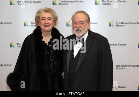 L'ex governatore Mike Huckabee (repubblicano dell'Arkansas) e sua moglie, Janet, arrivano per la cerimonia di Medallion in onore dei destinatari del 46th Annual Kennedy Center Honors presso il Dipartimento di Stato di Washington, DC sabato 2 dicembre 2023. I 2023 onorati sono: L'attore e comico Billy Crystal; l'acclamato soprano Renee Fleming; il cantautore britannico produttore e membro dei Bee Gees, Barry Gibb; il rapper, cantante e attrice Queen Latifah; e la cantante Dionne Warwick.Credit: Ron Sachs/Pool/Sipa USA Foto Stock