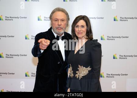 Billy Crystal punta verso i fotografi mentre lui e sua moglie, Janice Crystal arrivano per la cerimonia di Medallion in onore dei destinatari del 46th Annual Kennedy Center Honors presso il Dipartimento di Stato di Washington, DC sabato 2 dicembre 2023. I 2023 onorati sono: L'attore e comico Billy Crystal; l'acclamato soprano Renee Fleming; il cantautore britannico produttore e membro dei Bee Gees, Barry Gibb; il rapper, cantante e attrice Queen Latifah; e la cantante Dionne Warwick.Credit: Ron Sachs/Pool/Sipa USA Foto Stock