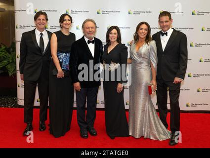 Washington, Stati Uniti d'America. 2 dicembre 2023. Billy Crystal, sua moglie, Janice Crystal e la sua famiglia arrivano per la cerimonia Medallion in onore dei destinatari del 46th Annual Kennedy Center Honors presso il Dipartimento di Stato di Washington, DC sabato 2 dicembre 2023. I 2023 onorati sono: L'attore e comico Billy Crystal; l'acclamato soprano Renee Fleming; il cantautore britannico produttore e membro dei Bee Gees, Barry Gibb; il rapper, cantante e attrice Queen Latifah; e la cantante Dionne Warwick.Credit: Ron Sachs/Pool/Sipa USA Credit: SIPA USA/Alamy Live News Foto Stock