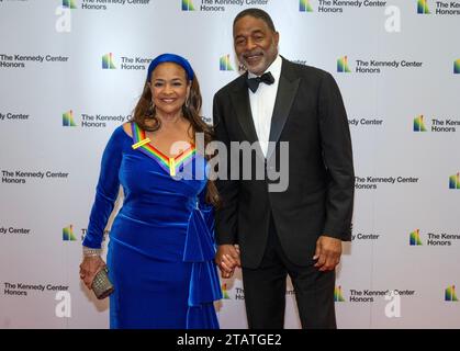 Debbie Allen e Norm Nixon arrivano per la cerimonia Medallion in onore dei destinatari del 46th Annual Kennedy Center Honors presso il Dipartimento di Stato di Washington, DC sabato 2 dicembre 2023. I 2023 onorati sono: L'attore e comico Billy Crystal; l'acclamato soprano Renee Fleming; il cantautore britannico produttore e membro dei Bee Gees, Barry Gibb; il rapper, cantante e attrice Queen Latifah; e il cantante Dionne Warwick.Credit: Ron Sachs/Pool via CNP/MediaPunch Foto Stock