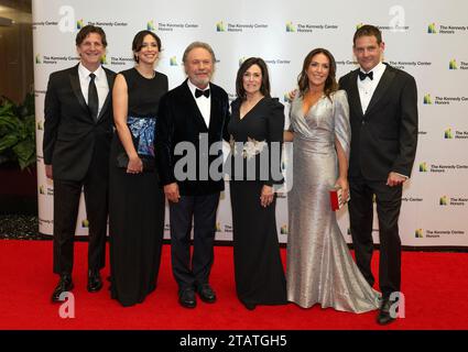 Billy Crystal, sua moglie, Janice Crystal e la sua famiglia arrivano per la cerimonia Medallion in onore dei destinatari del 46th Annual Kennedy Center Honors presso il Dipartimento di Stato di Washington, DC sabato 2 dicembre 2023. I 2023 onorati sono: L'attore e comico Billy Crystal; l'acclamato soprano Renee Fleming; il cantautore britannico produttore e membro dei Bee Gees, Barry Gibb; il rapper, cantante e attrice Queen Latifah; e il cantante Dionne Warwick.Credit: Ron Sachs/Pool via CNP/MediaPunch Foto Stock