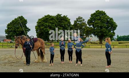 Marchwood Park, Motueka, Tasman District, Aotearoa / nuova Zelanda – 2 dicembre 2023: Acrobatico troupe Circus Act che inizia la loro esibizione al M Foto Stock