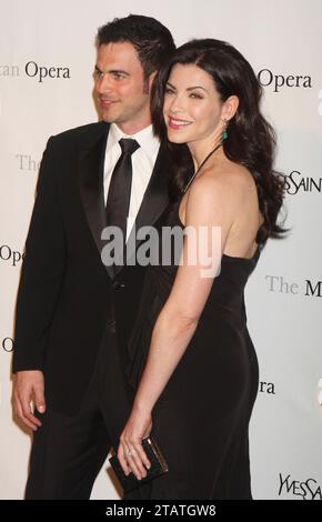 Julianna Margulies e il marito Keith Lieberthal assistono alla prima di gala del Metropolitan Opera di 'Armida' di Rossini al Metropolitan Opera House al Lincoln Center di New York il 12 aprile 2010. Crediti fotografici: Henry McGee/MediaPunch Foto Stock