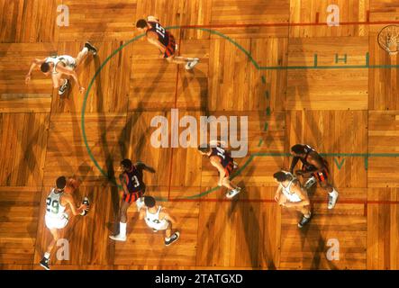 BOSTON, ma - 12 DICEMBRE: Lou Tsioropoulos #29 dei Boston Celtics dribbling la palla come ed Fleming #3 dei Rochester Royals difende durante una partita NBA il 12 dicembre 1956 al Boston Garden di Boston, Massachusetts. (Foto di Hy Peskin) *** didascalia locale *** Lou Tsioropoulos;ed Fleming Foto Stock