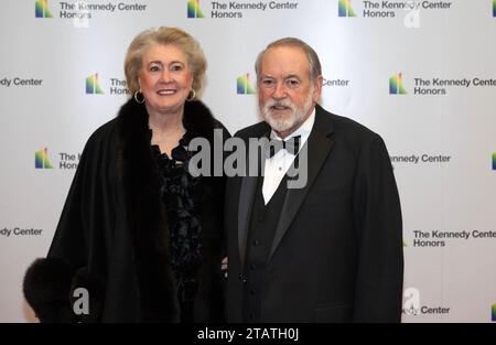 L'ex governatore Mike Huckabee repubblicano dell'Arkansas e sua moglie, Janet, arrivano per la cerimonia di Medallion in onore dei destinatari del 46th Annual Kennedy Center Honors presso il Dipartimento di Stato di Washington, DC sabato 2 dicembre 2023. I 2023 onorati sono: L'attore e comico Billy Crystal, l'acclamato soprano Renee Fleming, cantante e produttore britannico, e membro dei Bee Gees, Barry Gibb rapper, cantante e attrice Queen Latifah e cantante Dionne Warwick. Copyright: XCNPx/xMediaPunchx credito: Imago/Alamy Live News Foto Stock