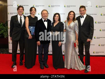 Billy Crystal, sua moglie, Janice Crystal e la sua famiglia arrivano per la cerimonia Medallion in onore dei destinatari del 46th Annual Kennedy Center Honors presso il Dipartimento di Stato di Washington, DC sabato 2 dicembre 2023. I 2023 onorati sono: L'attore e comico Billy Crystal; l'acclamato soprano Renee Fleming; il cantautore britannico produttore e membro dei Bee Gees, Barry Gibb; il rapper, cantante e attrice Queen Latifah; e la cantante Dionne Warwick. Credito: Ron Sachs/Pool tramite CNP Foto Stock