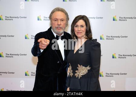 Billy Crystal punta verso i fotografi mentre lui e sua moglie, Janice Crystal arrivano per la cerimonia di Medallion in onore dei destinatari del 46th Annual Kennedy Center Honors presso il Dipartimento di Stato di Washington, DC sabato 2 dicembre 2023. I 2023 onorati sono: L'attore e comico Billy Crystal, l'acclamato soprano Renee Fleming, cantante e produttore britannico, e membro dei Bee Gees, Barry Gibb rapper, cantante e attrice Queen Latifah e cantante Dionne Warwick. Copyright: XCNPx/xMediaPunchx credito: Imago/Alamy Live News Foto Stock