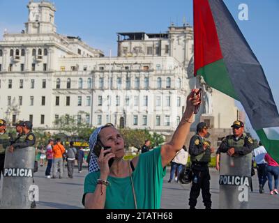 Lima, Perù. 2 dicembre 2023. Una donna che sventola una bandiera palestinese quando decine di persone scegono per le strade di Lima nel quadro delle attività per la giornata internazionale di solidarietà con il popolo palestinese, che si celebra ogni 29 novembre Credit: Fotoholica Press Agency/Alamy Live News Foto Stock