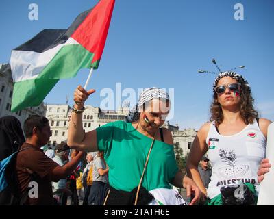 Lima, Perù. 2 dicembre 2023. Una donna che sventola una bandiera palestinese quando decine di persone scegono per le strade di Lima nel quadro delle attività per la giornata internazionale di solidarietà con il popolo palestinese, che si celebra ogni 29 novembre Credit: Fotoholica Press Agency/Alamy Live News Foto Stock