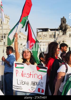 Lima, Perù. 2 dicembre 2023. Decine di persone scegono per le strade di Lima nel quadro delle attività per la giornata internazionale di solidarietà con il popolo palestinese, che si celebra ogni 29 novembre Credit: Fotoholica Press Agency/Alamy Live News Foto Stock