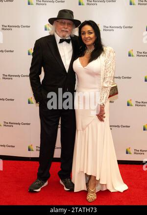 Barry Gibb e sua moglie, Linda, arrivano per la cerimonia Medallion in onore dei destinatari del 46th Annual Kennedy Center Honors presso il Dipartimento di Stato di Washington, DC sabato 2 dicembre 2023. I 2023 onorati sono: L'attore e comico Billy Crystal, l'acclamato soprano Renee Fleming, cantante e produttore britannico, e membro dei Bee Gees, Barry Gibb rapper, cantante e attrice Queen Latifah e cantante Dionne Warwick. Copyright: XCNPx/xMediaPunchx credito: Imago/Alamy Live News Foto Stock