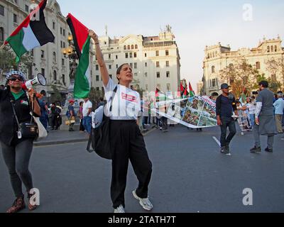 Lima, Perù. 2 dicembre 2023. Decine di persone scegono per le strade di Lima nel quadro delle attività per la giornata internazionale di solidarietà con il popolo palestinese, che si celebra ogni 29 novembre Credit: Fotoholica Press Agency/Alamy Live News Foto Stock