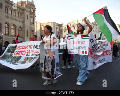 Lima, Perù. 2 dicembre 2023. Decine di persone scegono per le strade di Lima nel quadro delle attività per la giornata internazionale di solidarietà con il popolo palestinese, che si celebra ogni 29 novembre Credit: Fotoholica Press Agency/Alamy Live News Foto Stock