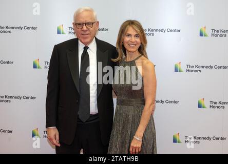 Washington, Stati Uniti d'America. 2 dicembre 2023. David Rubenstein e Caryn Zucker arrivano per la cerimonia Medallion in onore dei destinatari del 46th Annual Kennedy Center Honors presso il Dipartimento di Stato di Washington, DC sabato 2 dicembre 2023. I 2023 onorati sono: L'attore e comico Billy Crystal; l'acclamato soprano Renee Fleming; il cantautore britannico produttore e membro dei Bee Gees, Barry Gibb; il rapper, cantante e attrice Queen Latifah; e la cantante Dionne Warwick.Credit: Ron Sachs/Pool/Sipa USA Credit: SIPA USA/Alamy Live News Foto Stock