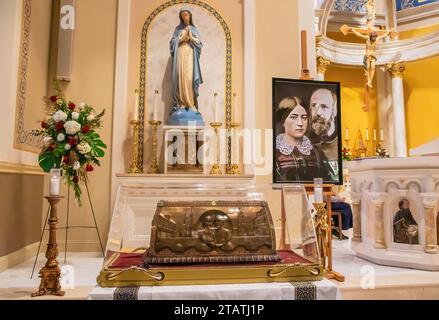 Reliquiario itinerante di Louis e Zelie Martin, genitori di St Teresa di Lisieux a St. Mary's Catholic Church a Stillwater, Minnesota USA. Foto Stock