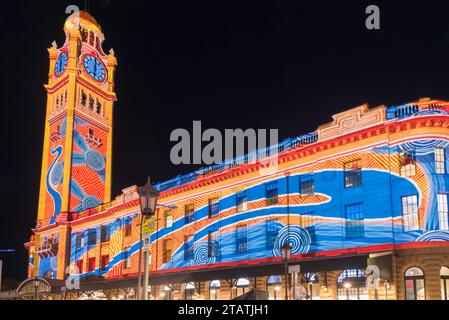 Il lato Pitt Street e Central Forecourt della stazione centrale di Sydney è illuminato da proiezioni che cambiano durante il Vivid 2023 Festival of Light. Foto Stock