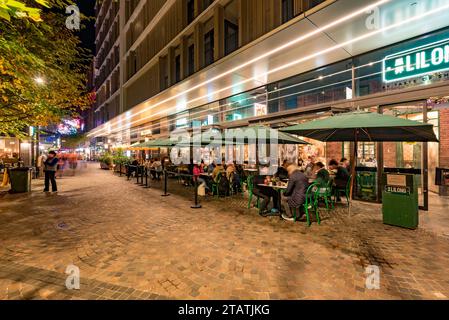 Cena all'aperto o all'aperto presso il ristorante cinese Lilong presso il Darling Quarter di Sydney, Australia, di sera a metà inverno Foto Stock