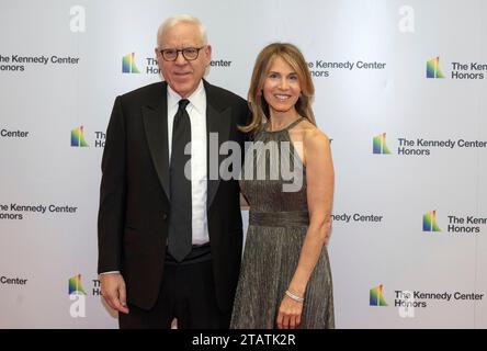 David Rubenstein e Caryn Zucker arrivano per la cerimonia Medallion in onore dei destinatari del 46th Annual Kennedy Center Honors presso il Dipartimento di Stato di Washington, DC sabato 2 dicembre 2023. I 2023 onorati sono: L'attore e comico Billy Crystal; l'acclamato soprano Renee Fleming; il cantautore britannico produttore e membro dei Bee Gees, Barry Gibb; il rapper, cantante e attrice Queen Latifah; e la cantante Dionne Warwick. Credito: Ron Sachs/Pool tramite CNP Foto Stock