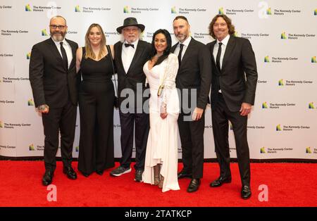 Washington, Stati Uniti. 2 dicembre 2023. Barry Gibb, sua moglie Linda e la sua famiglia arrivano per la cerimonia di Medallion in onore dei destinatari del 46th Annual Kennedy Center Honors presso il Dipartimento di Stato di Washington, DC sabato 2 dicembre 2023. I 2023 onorati sono: L'attore e comico Billy Crystal, l'acclamato soprano Renee Fleming, cantante e produttore britannico, e membro dei Bee Gees, Barry Gibb rapper, cantante e attrice Queen Latifah e cantante Dionne Warwick. Foto di Ron Sachs/UPI credito: UPI/Alamy Live News Foto Stock