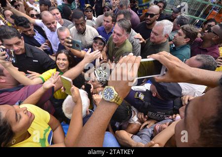 2 dicembre 2023, Natal, Rio grande do Norte, Brasile: L'ex presidente del Brasile, JAIR BOLSONARO, viene travolto da buone maniere mentre termina il suo tour nello stato di Natal. (Immagine di credito: © Jose Aldenir/TheNEWS2 via ZUMA Press Wire) SOLO USO EDITORIALE! Non per USO commerciale! Foto Stock