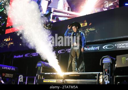 St Louis, Stati Uniti. 6 dicembre 2023. Il Bullrider Joao Ricardo Vieira del Brasile viene presentato poco prima della gara di apertura del PBR-Unleash the Best, presso l'Enterprise Center di St. Louis sabato 2 dicembre 2023. Foto di Bill Greenblatt/UPI credito: UPI/Alamy Live News Foto Stock