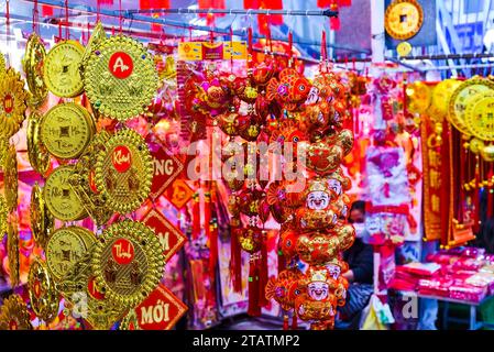 Molte decorazioni come simbolo di ricchezza nel mercato per il Tet Lunar New Year Foto Stock