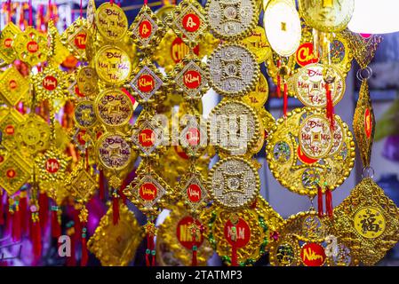 Molte decorazioni come simbolo di ricchezza nel mercato per il Tet Lunar New Year Foto Stock