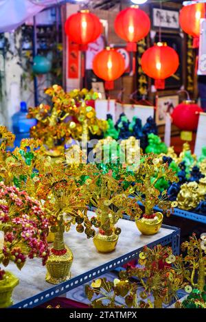 Molte decorazioni come simbolo di ricchezza nel mercato per il Tet Lunar New Year Foto Stock