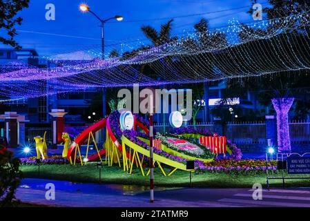 Nha Trang, Vietnam - 13 gennaio 2023 decorazione e illuminazione, ghirlande per il Capodanno lunare del Tet Foto Stock