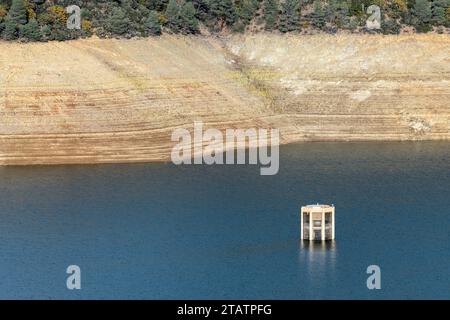 La torre di aspirazione della Trinity Dam vicino a Weaverville in California, USA Foto Stock