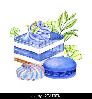 Dolci circondati da foglie verdi. Torta blu, macaron francesi. Biscotti alle mandorle blu, macaroon. Meringa o meringa al forno. Panna montata. Foto Stock