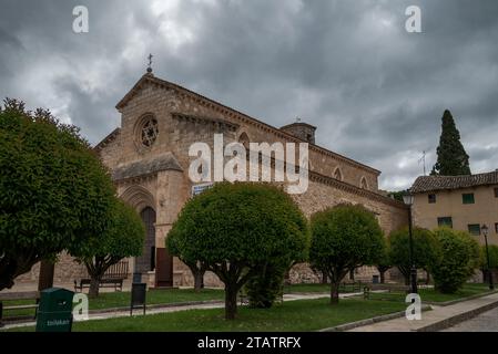 BRIHUEGA, SPAGNA – 14 MAGGIO 2023: Chiesa di San Felipe, nella città di Brihuega, provincia di Guadalajara, Spagna. La sua costruzione iniziò nel primo hal Foto Stock