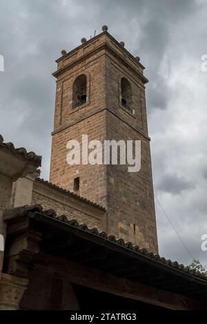 Campanile della Chiesa di Santa Maria de la pena, nella città di Brihuega, provincia di Guadalajara, Spagna. Fu costruito all'inizio del 13 Foto Stock