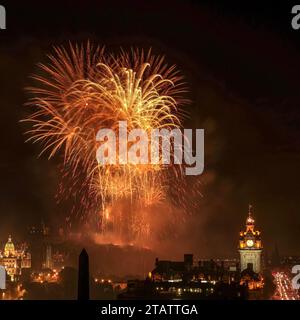 Fuochi d'artificio sul Castello di Edimburgo con vista sulla città. Finale del Festival internazionale di Edimburgo nel Regno Unito. Foto Stock