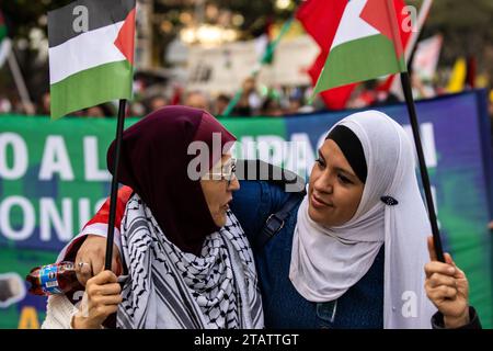 29 novembre 2023, BogotÃ, Colombia: Manifestanti femminili si abbracciano durante la manifestazione. Marcia a BogotÃ per la giornata internazionale della solidarietà con il popolo palestinese. (Immagine di credito: © Antonio Cascio/SOPA Images via ZUMA Press Wire) SOLO USO EDITORIALE! Non per USO commerciale! Foto Stock