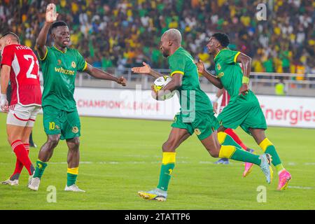 DAR es SALAAM, TUNISIA - 2 DICEMBRE: PACOME PEODOH ZOUZOUA dei giovani africani festeggia il gol durante la partita di campionato tra i giovani africani di Tanzania Foto Stock