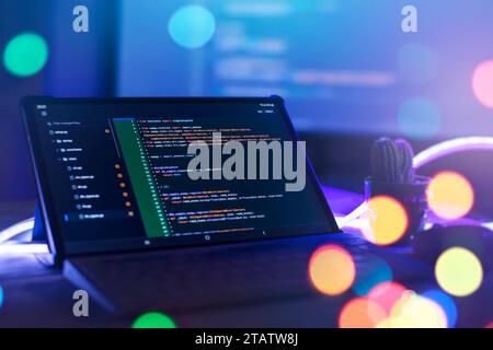 Analisi dei log del server. Primo piano sviluppo di tecnologie di programmazione e codifica. Sviluppatore che lavora sui codici dei siti Web in ufficio. Foto Stock