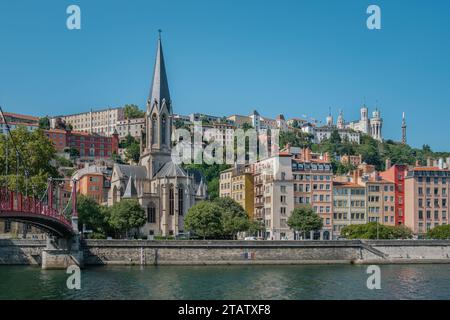 Vista della chiesa di San Giorgio, del Quais de Saone e della basilica di Fourviere da un ponte pedonale sul fiume nella Vieux Lyon, la città vecchia di Lione Foto Stock