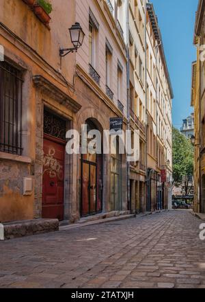 Vista sulle facciate medievali delle case di rue Mourguet, una strada nel quartiere Vieux Lyon (Francia) Foto Stock