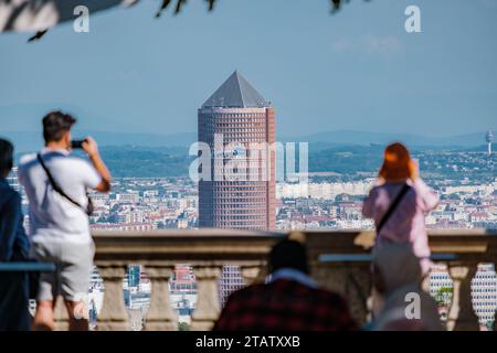 I turisti scattano foto alla famosa Torre Part-Dieu, soprannominata "le Crayon" (la matita) dalla spianata della Basilica Fourviere di Lione Foto Stock