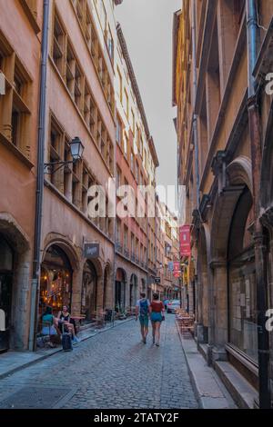 Lione, Francia - 7 settembre 2021: "Rue Des Trois Maries", una stretta strada asfaltata nella Vieux Lyon, lo storico quartiere medievale di Lione (Francia), la S Foto Stock
