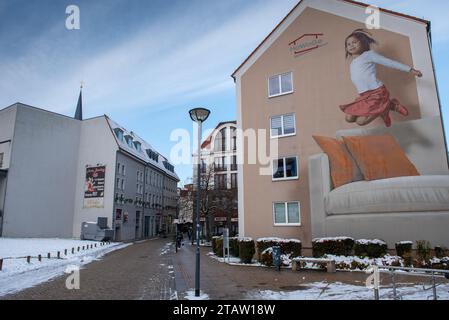 Halberstadt, Sassonia-Anhalt, Germania, 11/30/2023 - appartamenti modernizzati con pubblicità su larga scala nel centro città. Traduzione: 'HaGeWo - Welcome home' Foto Stock