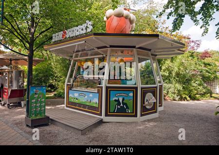 Chiosco per gelati Ben & Jerry's a Tivoli Gardens, parco divertimenti aperto nel 1843, Copenaghen, Danimarca Foto Stock