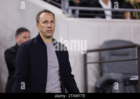 Los Angeles, California, USA. 2 dicembre 2023. Il capo-allenatore del Los Angeles FC STEVE CHERUNDOLO esce dal tunnel prima dell'incontro finale della MLS Western Conference del 2023 tra Los Angeles FC e Houston Dynamo FC al BMO Stadium di Los Angeles, California. (Immagine di credito: © Brenton TSE/ZUMA Press Wire) SOLO USO EDITORIALE! Non per USO commerciale! Foto Stock