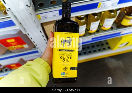 Tyumen, Russia-4 novembre 2023: Primo piano delle bottiglie di olio d'oliva tunisino Terra Delyssa sullo scaffale del supermercato Foto Stock